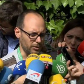 La enfermera admite que pudo tocarse la cara con uno de los guantes al retirarse el traje de protección, según uno de los médicos que la atiende