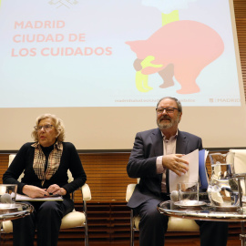 Manuela Carmena, alcaldesa de Madrid, junto a Javier Barbero, delegado del Área de Gobierno de Salud, Seguridad y Emergencias en el Ayuntamiento, durante la presentación del plan 'Madrid, Ciudad de los Cuidados'. | Ayto. de Madrid