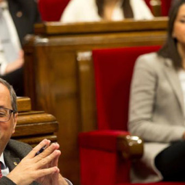 El president de la Generalitat, Quim Torra, y la líder de Cs, Inés Arrimadas, en el Parlament. / QUIQUE GARCÍA (EFE)