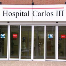 La infectada por ébola comparte planta con dos sospechosos de contagio