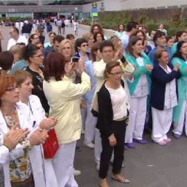 Los sanitarios protestan por el contagio de una de sus compañeras 
