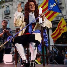 El cómico Toni Albà en el pregón alternativo de la Mercè en 2016. EFE