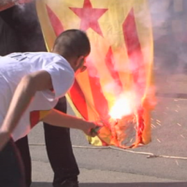 Unos 200 ultras se manifiestan en Montjuïc en defensa de "la unidad de España"