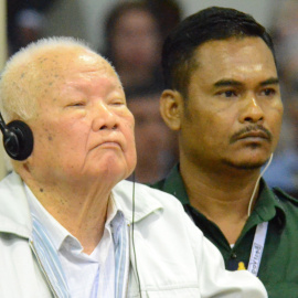 El antiguo jefe de Estado del régimen del Jemer Rojo, Khieu Samphan, asiste a su juicio en el tribunal internacional de Camboya en Phnom Penh - EFE/ Nhet Sok Heng