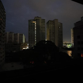 Vista general de edificios con luces de emergencia este jueves en Caracas (Venezuela), durante un apagón eléctrico que afectó a gran parte del país. Venezuela sufre un nuevo apagón de energía que afecta al menos 11 estados, así como al territorio p