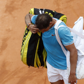 Rafa Nadal cae ante Fognini.EFE/EPA/SEBASTIEN NOGIER