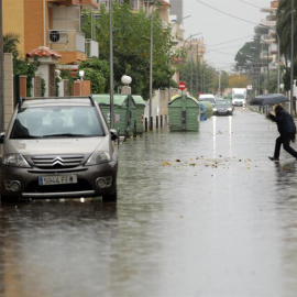 Imagen de una de las calles inundadas de la playa de Gandia y que debido a las fuertes lluvias en la comarca de La Safor se mantiene la alerta roja en el litoral sur de la provincia de València EFE/Natxo Francés