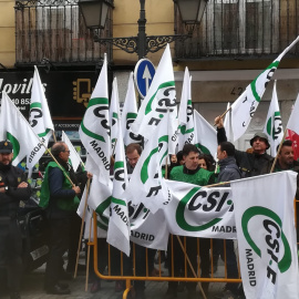 Afiliados a CSI-F se preparan para la manifestación de los trabajadores de la Justicia de este viernes en Madrid.- CSI-F