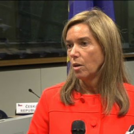 Ana Mato: "Soy partidaria de un control de datos de pasajeros que vengan de África"