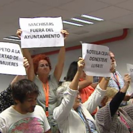 Donesteve asegura que no cesó a la funcionaria por su maternidad