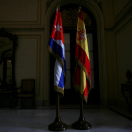 Las banderas de España y de Cuba en la entrada del Ministerio de Asuntos Exteriores de La Habana. REUTERS/Alexandre Meneghini