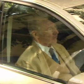 Rodrigo Rato evita a la prensa a su salida del despacho