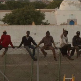 Llevan ya casi 14  horas subidos a la valla