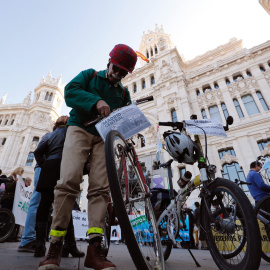 Una hombre se manifiesta con su bicicleta en favor del proyecto de Madrid Central a las puertas del Palacio de Cibeles.  EFE/Ángel Díaz