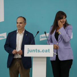 El secretario general de JxCat Jordi Turull (i) y la presidenta del partido, Laura Borràs (d), ofrecen una comparecencia en la sede de su formación tras la reunión de su ejecutiva.