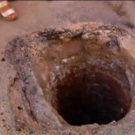 El Ayuntamiento de Elche procede a cegar el túnel que unos ladrones excavaron para robar un banco