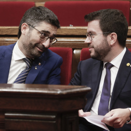 El presidente de la Generaliat, Pere Aragonès, conversa con el hasta ahora vicepresidente del Govern y conseller de Políticas Digitales, Jordi Puigneró, durante el debate de política general celebrado el 27 de septiembre de 2022.