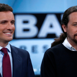 Los líderes del del PP, Pablo Casado (i), y de Unidas Podemos, Pablo Iglesias antes del inicio del segundo debate electoral a cuatro en la sede de Atresmedia, en Madrid. REUTERS/Juan Medina