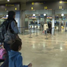 Los médicos del aeropuerto aseguran que no están preparados para tratar el ébola