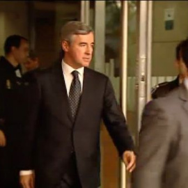 Acebes abandona la Audiencia Nacional entre gritos de "chorizo"