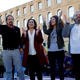 Pablo Iglesias, junto a Ada Colau y otros candidatos este miércoles en Barcelona. EFE/Toni Albir