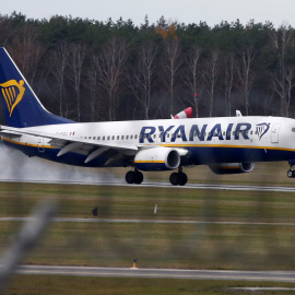 Un aparato de la aerolínea de bajo coste irlandesa Ryanair aterriza en el aeropuerto polaco de Modlin, cerca de Varsovia. REUTERS/Kacper Pempel