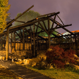 24/4/2019 - Un incendio ha calcinado las instalaciones termales de A Chavasqueira, en la ciudad de Ourense, un lugar muy frecuentado | EFE/ Brais Lorenzo
