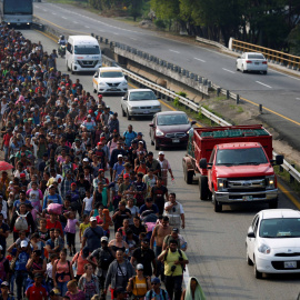 18/04/2019 - Migrantes centroamericanos caminan durante su viaje hacia los EEUU, en Villa Comaltitlán, México, el 18 de abril de 2019 | REUTERS/ Jose Cabezas
