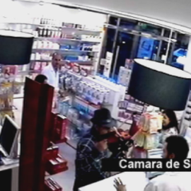 Un atracador es ignorado por los farmacéuticos y clientes de una farmacia en Sevilla