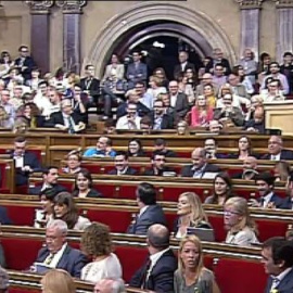 Tenso debate en el Parlament