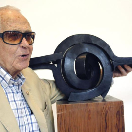 Fotografía de archivo tomada el 28/10/2014 del escultor grancanario Martín Chirino. - EFE