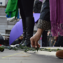 Al final de la manifestación en Madrid, mujeres han hablado por las asesinadas por violencia machista, dejando rosas sobre el escenario - Arancha Ríos