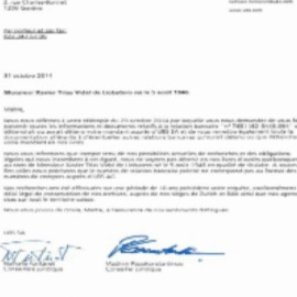 Trías muestra en el pleno del Ayuntamiento de Barcelona un certificado que acredita que no tiene cuentas en Suiza