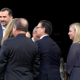 Felipe VI saluda a la alcaldesa de Alicante, imputada por presunta corrupción urbanística