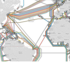  Mapa de las redes de cables de fibra óptica submarinos de TeleGeography. En 2012, el 86 % del ancho de banda del Internet latinoamericano discurría por ciudades de EEUU