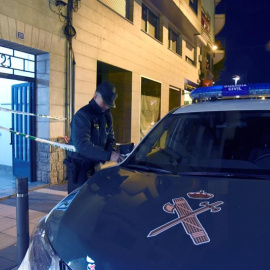 Un agente de la Guardia Civil acordona la entrada a la vivienda donde una mujer ha sido asesinada presuntamente por su expareja, en Monzón, Huesca.- EFE