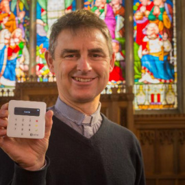 El reverendo Martin Taylor de la St. George's church en Stanford con el datáfono de SumUp (Foto: SumUp)