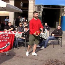 Tensión entre aficionados ingleses y la Policía en la Plaza Mayor