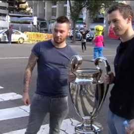 Buen ambiente en la previa del Real Madrid-Liverpool