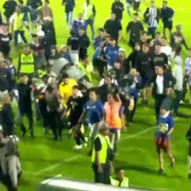 Una estampida durante un partido de fútbol en Indonesia causa al menos 129 muertos