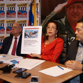 La vicepresidenta de la Asamblea Nacional Constituyente de Venezuela, Tania Díaz, flanqueada por el embajador venezolano en España y el viceministro de Comunicación. (EMBAJADA DE VENEZUELA)