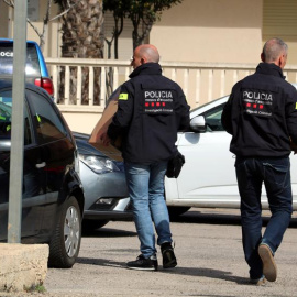 Agentes de los Mossos d'Esquadra se llevan cajas de documentación durante el registro en el Ayuntamiento de Deltebre. (ACN / Anna Ferràs)