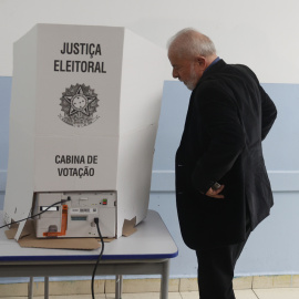 El exmandatario brasileño Luiz Inácio Lula da Silva llega a votar hoy, en Sao Paulo (Brasil). Los colegios electorales de Brasil abrieron este domingo para las elecciones presidenciales, legislativas y regionales, en las que Lula aparece como favorito e