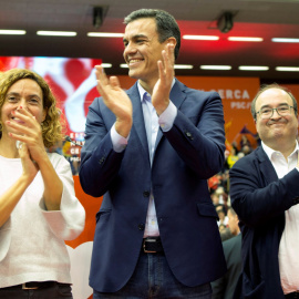 El presidente del Gobierno Pedro Sánchez (c), la candidata al Congreso y ministra Meritxell Batet (i) y el primer secretario del PSC Miquel Iceta (d), en el mitin central de los socialistas catalanes en Barcelona. EFE/ Quique García