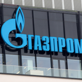 El logotipo de Gazprom se ve en una sucursal de la empresa estatal rusa en San Petersburgo.