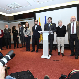 06/12/2017 Carles Puigdemont flanqueado por Meritxell Serret, Antoni Comin, Clara Ponsati y Lluis Puig el 6 de diciembre de 2017 en Bruselas | AFP/ Emmanuel Dunand