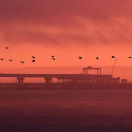 Un puente en el estrecho de Kerch, este lunes. REUTERS/Pavel Rebrov