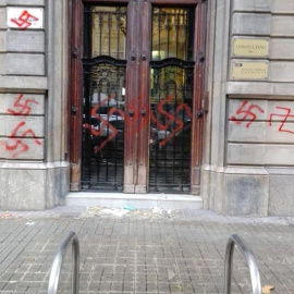 Així ha aparegut la façana de la seu d'Òmnium aquest dilluns. ÒMNIUM CULTURAL