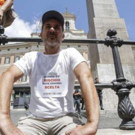 Hombre manifestándose por la ley sobre las vacunas. EFE