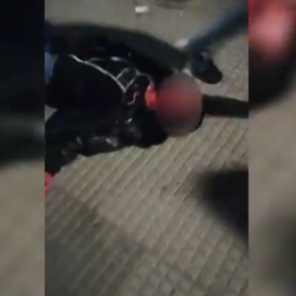 Captura de la agresión a un joven en León al grito de "maricón de mierda". / TWITTER